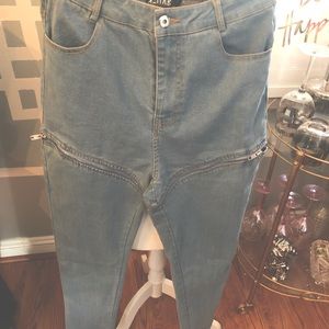 Brand new jeans with zipper details
